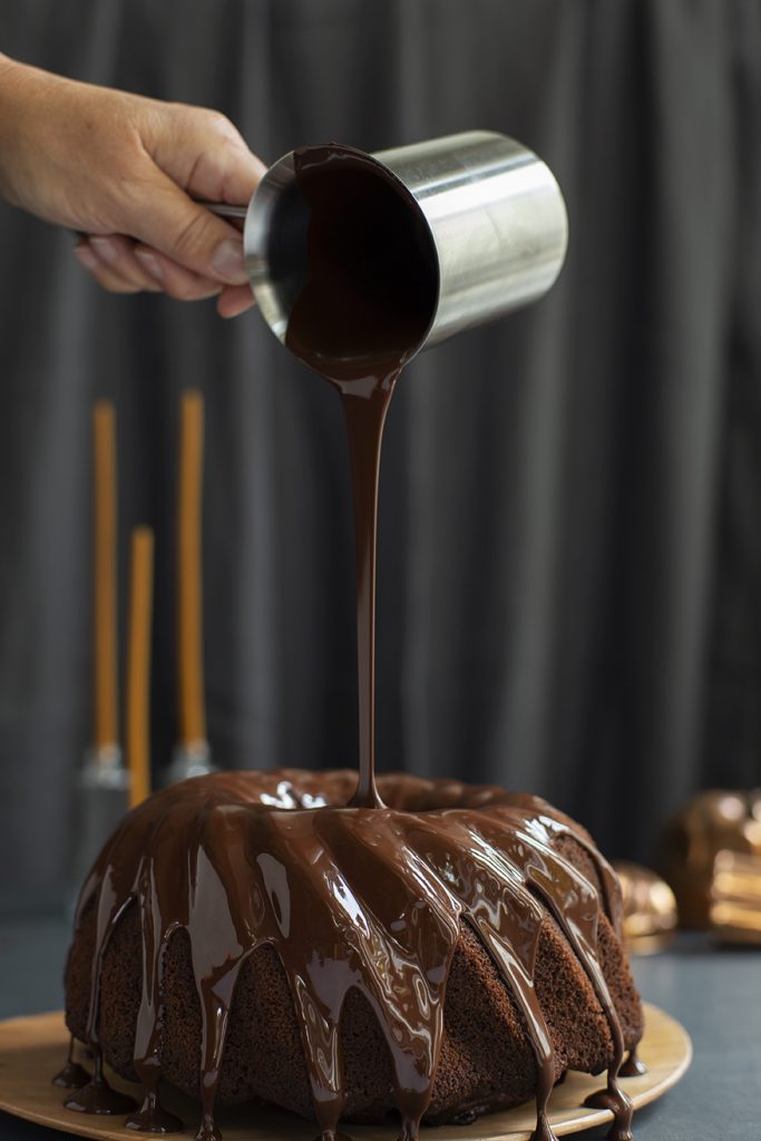 Gewürzkuchen, der von Hand mit flüssiger Schokolade glasiert wird